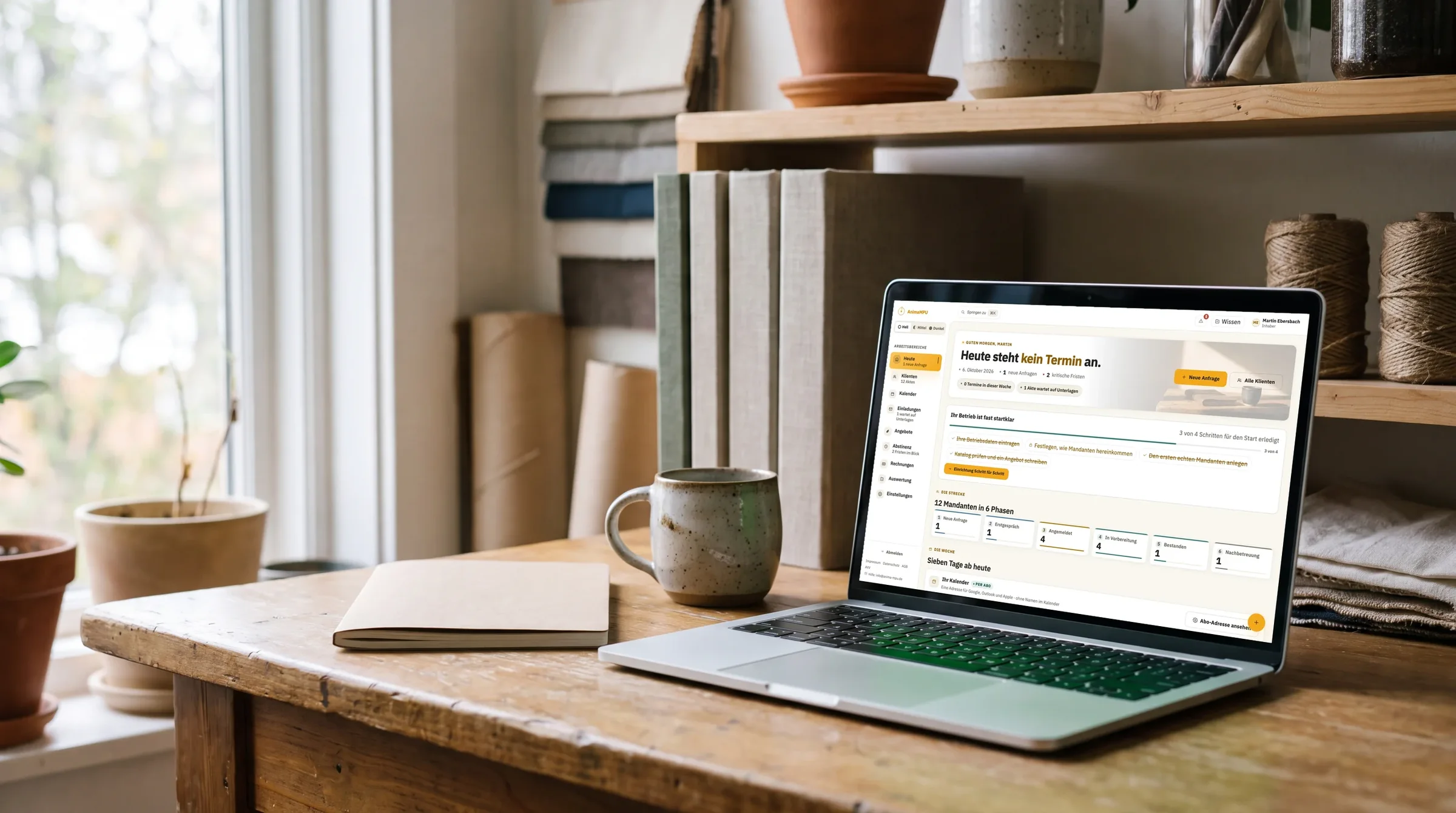 Laptop im Büro eines kleinen Betriebs, darauf das CRM von AnimaMPU mit Demo-Daten