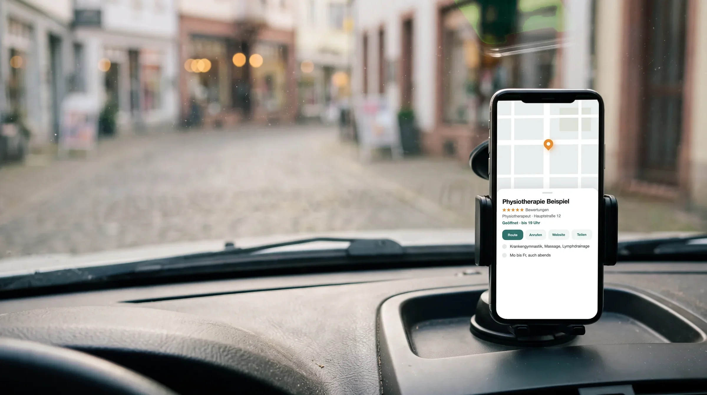 Smartphone in der Halterung im Auto, darauf ein Kartenprofil einer Praxis, Beispiel