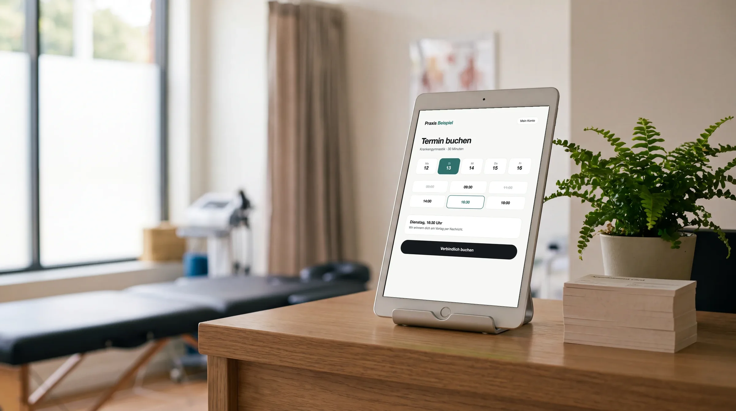 Tablet am Empfang einer Physiotherapie-Praxis mit einer Terminbuchung, Beispiel